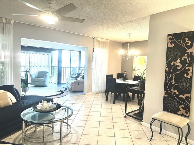 25 Pelican Pointe Drive 201, Delray Beach, FL 33483