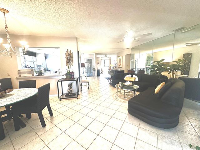 25 Pelican Pointe Drive 201, Delray Beach, FL 33483