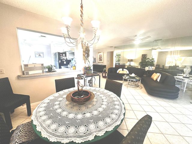 25 Pelican Pointe Drive 201, Delray Beach, FL 33483