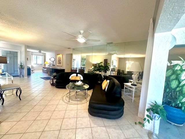 25 Pelican Pointe Drive 201, Delray Beach, FL 33483