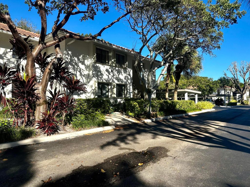 25 Pelican Pointe Drive 201, Delray Beach, FL 33483