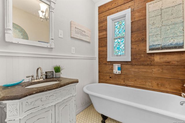 103 Saint Charles, San Antonio, TX 78202