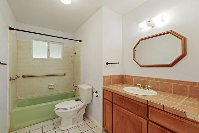 13393 E Jahant Rd, Acampo, CA 95220