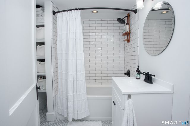 72 Dyer Avenue, Canton, CT 06019