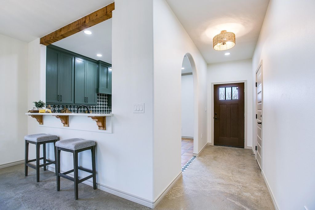 Image 6 of property listing at 1405 Kenwood Drive, San Angelo, TX 76903