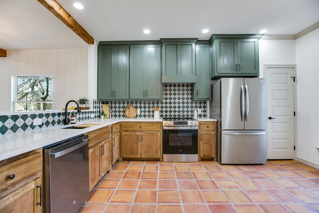 Image 7 of property listing at 1405 Kenwood Drive, San Angelo, TX 76903