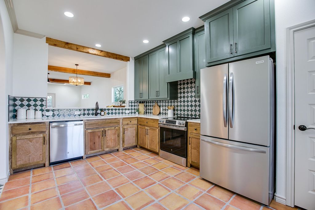 Image 8 of property listing at 1405 Kenwood Drive, San Angelo, TX 76903