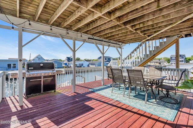 20 Lagoon Drive W, Toms River, NJ 08753