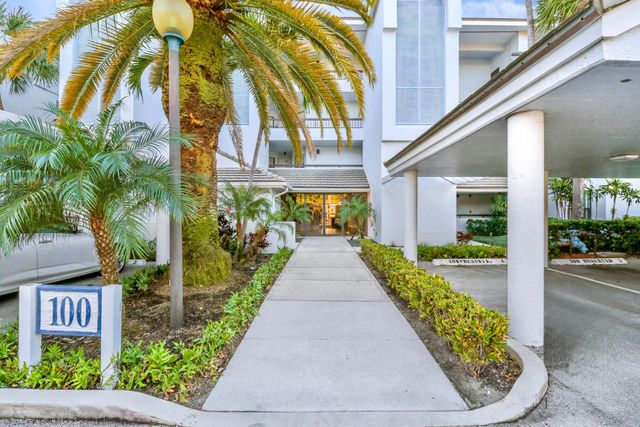 122 Bay Colony Drive N, Juno Beach, FL 33408