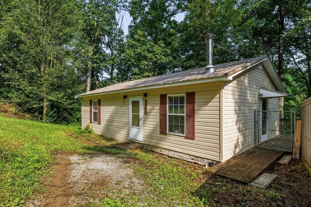 1899 Arrowhead Dr, Monterey, TN 38574