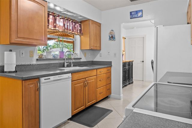 7617 NW 66th Ter, Tamarac, FL 33321