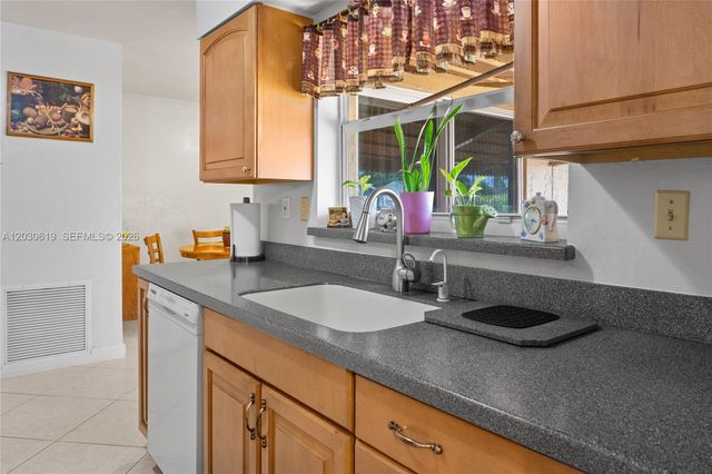 7617 NW 66th Ter, Tamarac, FL 33321
