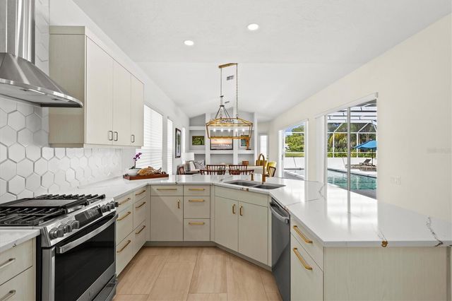 7857 WILTON CRESCENT CIRCLE, University Park, FL 34201