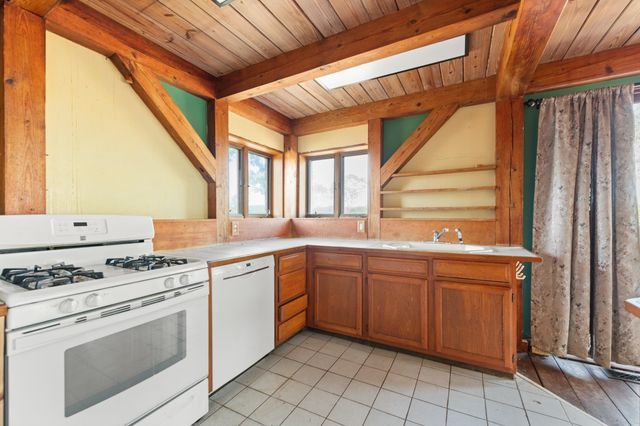 81 Disdam Road, Holderness, NH 03245