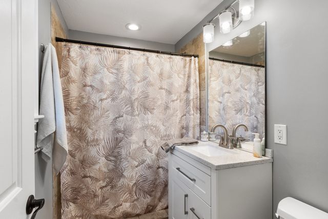 4 Nutting Dr, Leominster, MA 01453