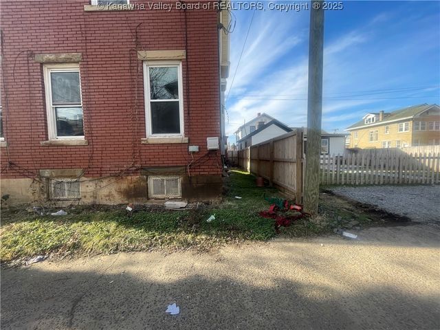 1406 Lee Street E, Charleston, WV 25301