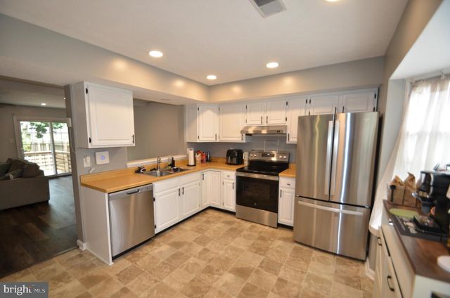 940 GAMING SQ, Hampstead, MD 21074