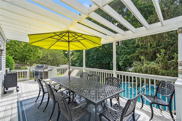 6 Cedar Avenue, Locust Valley, NY 11560