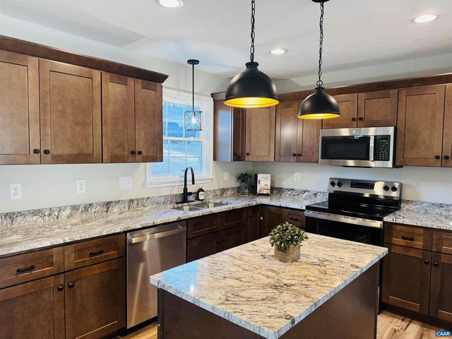 200 ROBIN HOOD RD, Staunton, VA 24401