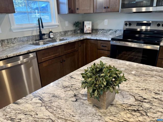 200 ROBIN HOOD RD, Staunton, VA 24401