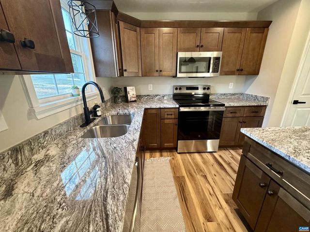 200 ROBIN HOOD RD, Staunton, VA 24401