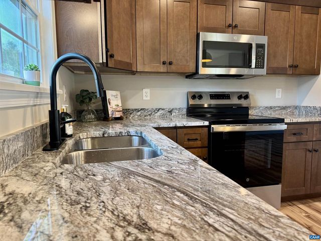 200 ROBIN HOOD RD, Staunton, VA 24401