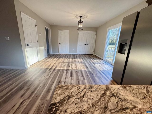 200 ROBIN HOOD RD, Staunton, VA 24401