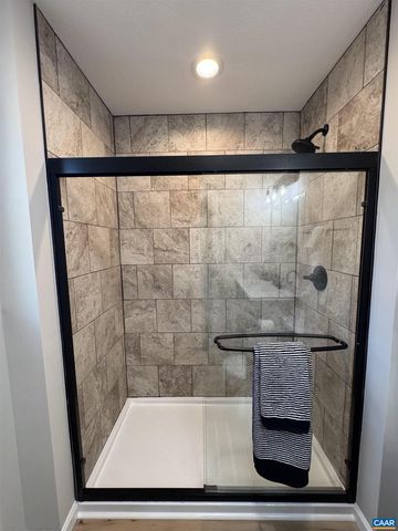 200 ROBIN HOOD RD, Staunton, VA 24401