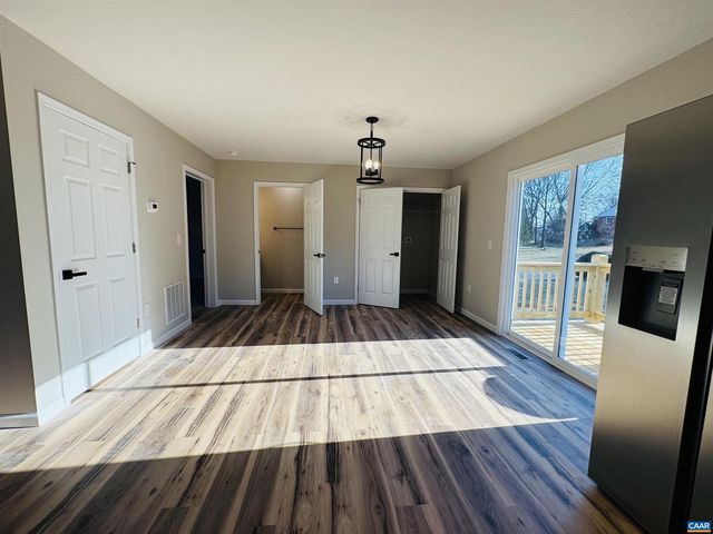 200 ROBIN HOOD RD, Staunton, VA 24401