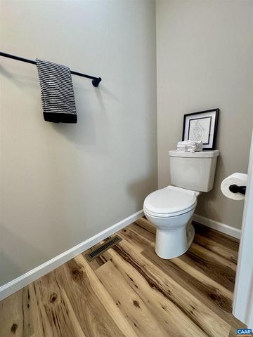 200 ROBIN HOOD RD, Staunton, VA 24401