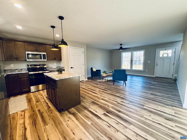 200 ROBIN HOOD RD, Staunton, VA 24401