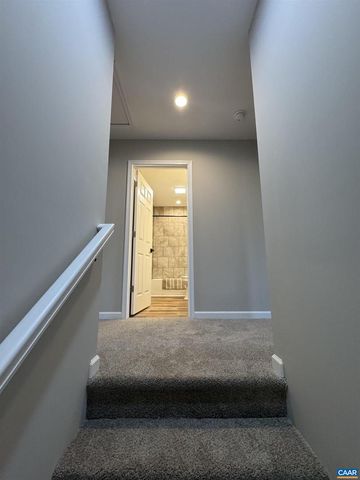 200 ROBIN HOOD RD, Staunton, VA 24401