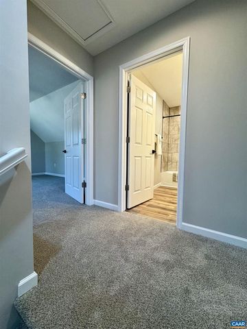 200 ROBIN HOOD RD, Staunton, VA 24401