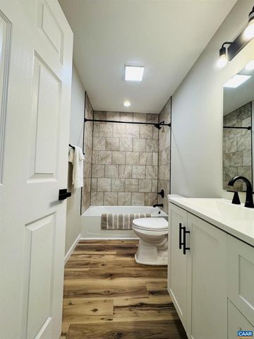 200 ROBIN HOOD RD, Staunton, VA 24401