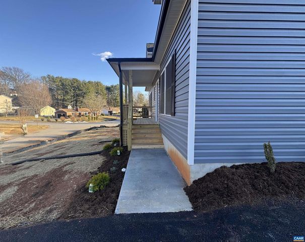 200 ROBIN HOOD RD, Staunton, VA 24401