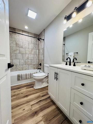 200 ROBIN HOOD RD, Staunton, VA 24401