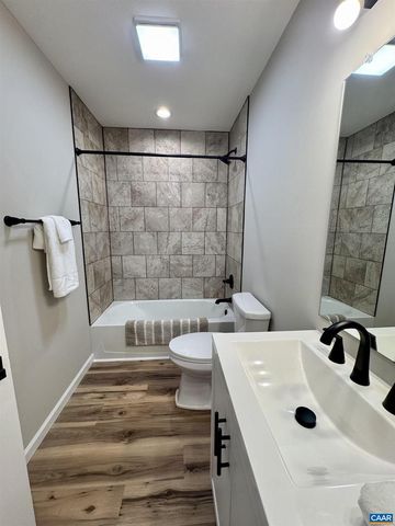 200 ROBIN HOOD RD, Staunton, VA 24401