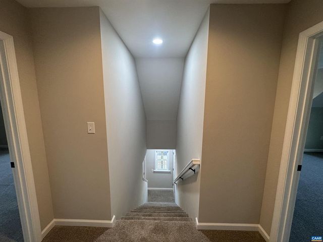 200 ROBIN HOOD RD, Staunton, VA 24401