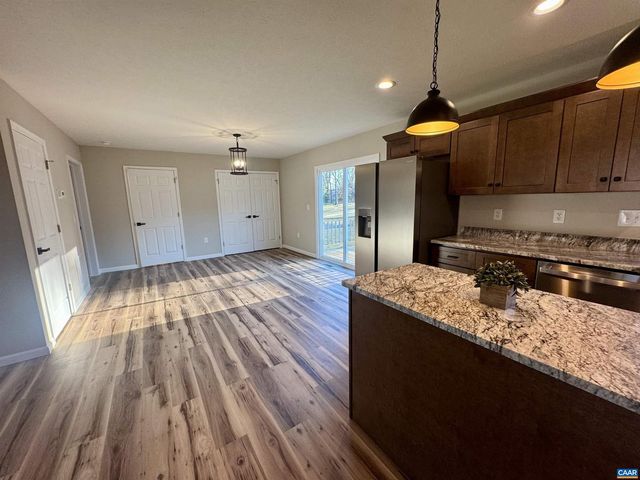 200 ROBIN HOOD RD, Staunton, VA 24401