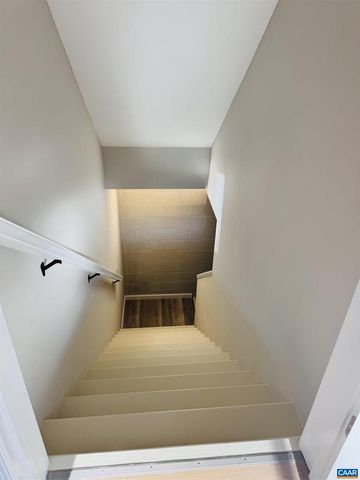 200 ROBIN HOOD RD, Staunton, VA 24401