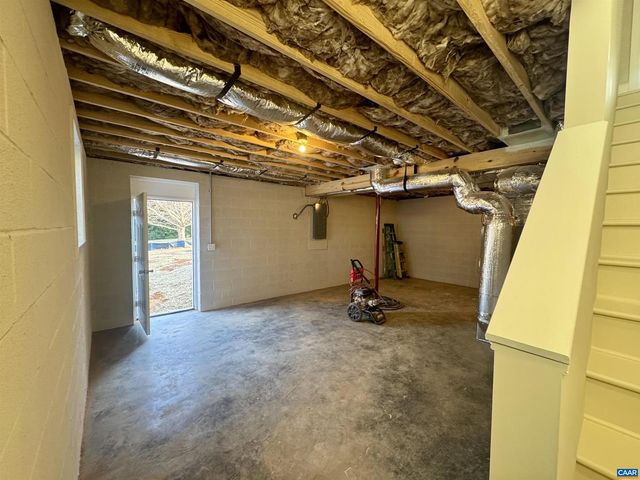 200 ROBIN HOOD RD, Staunton, VA 24401