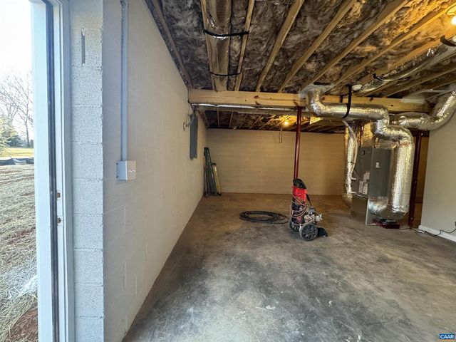 200 ROBIN HOOD RD, Staunton, VA 24401