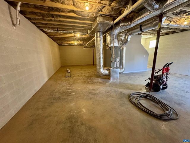 200 ROBIN HOOD RD, Staunton, VA 24401