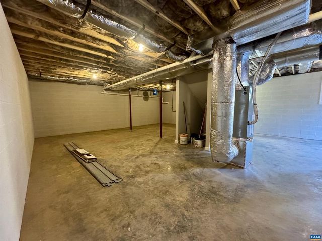 200 ROBIN HOOD RD, Staunton, VA 24401