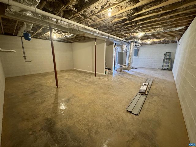 200 ROBIN HOOD RD, Staunton, VA 24401