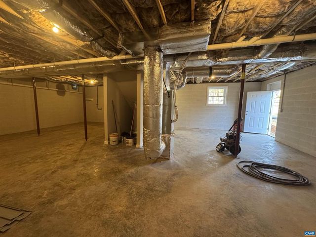 200 ROBIN HOOD RD, Staunton, VA 24401