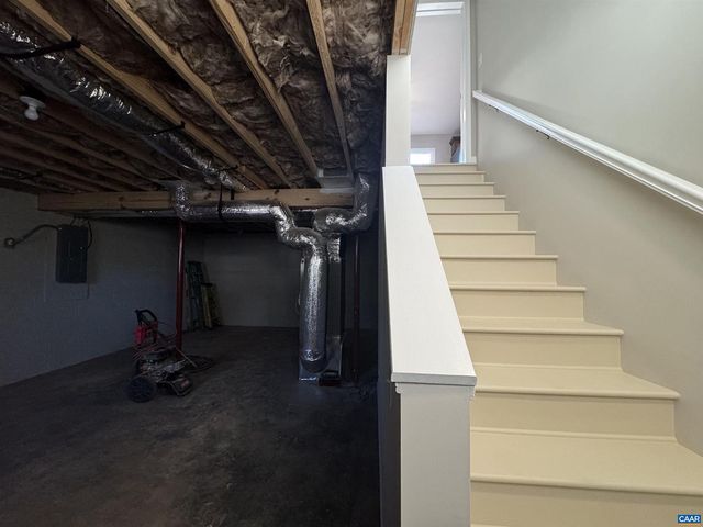 200 ROBIN HOOD RD, Staunton, VA 24401