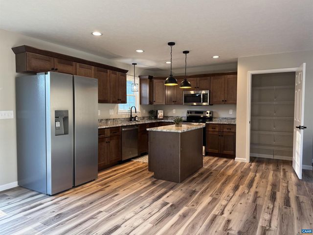 200 ROBIN HOOD RD, Staunton, VA 24401