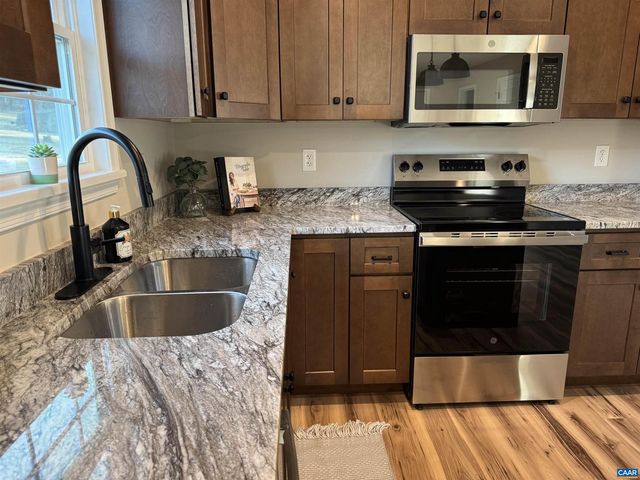 200 ROBIN HOOD RD, Staunton, VA 24401