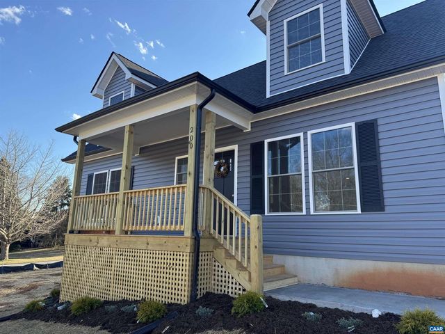 200 ROBIN HOOD RD, Staunton, VA 24401